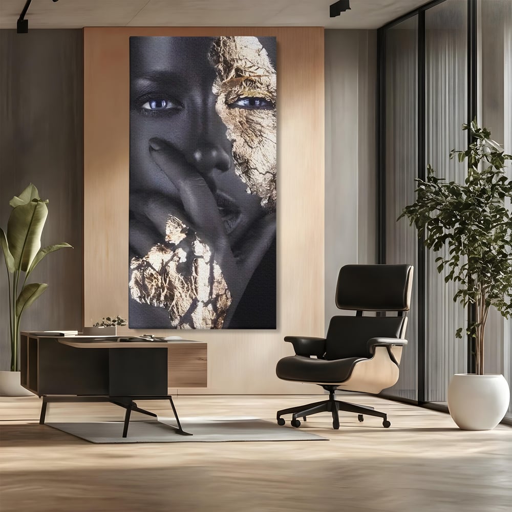 Tablou canvas cu tablou canvas cu portret de femeie, fara rama, pe sasiu de lemn, pe perete intr-un birou